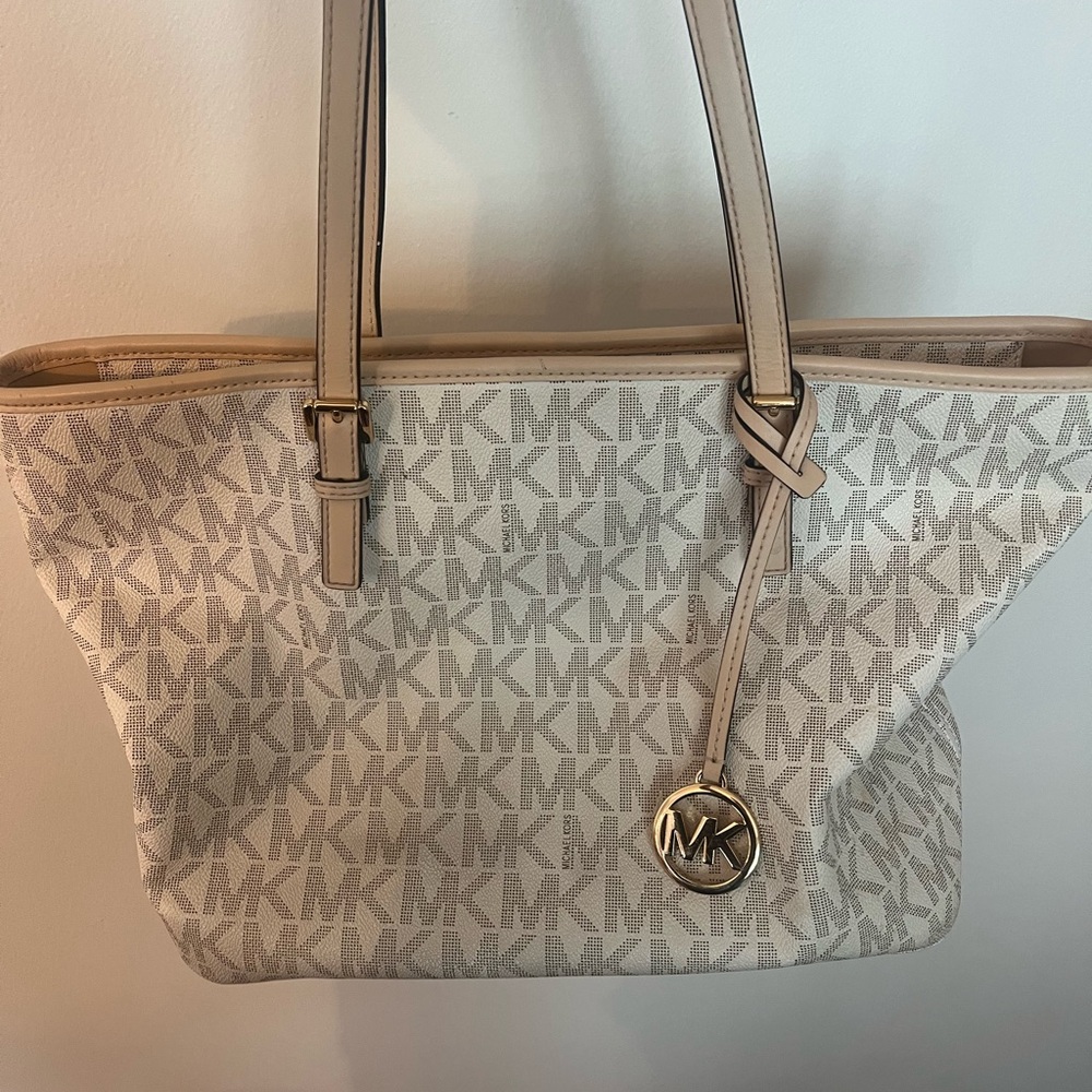 Michael Kors Quinn Signature Medium Tote bag (gently used)